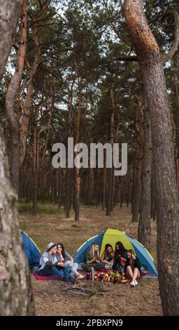 Freunde Touristengruppe Entspannungswaldkonzept. Stockfoto