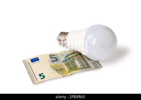 16. Februar 2023. Sumy, Ukraine. Eine LED-Lampe ruht auf einer 5-Euro-Rechnung. Die Stromkosten. Stockfoto