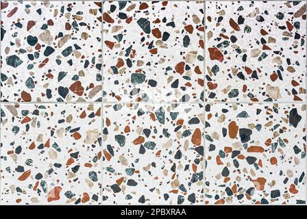 Nahtlose Struktur von Keramikfliesen mit einem Muster im Terrazzo-Stil. Mehrfarbige Materialkarte mit Punktmuster. Stockfoto