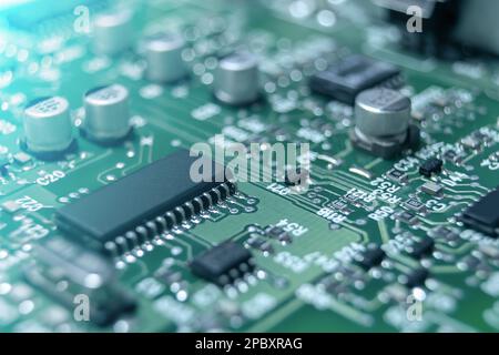 Nahaufnahme der Leiterplatte mit Prozessor, integrierten Schaltungen und vielen anderen auf der Oberfläche montierten passiven elektrischen Komponenten. Stockfoto