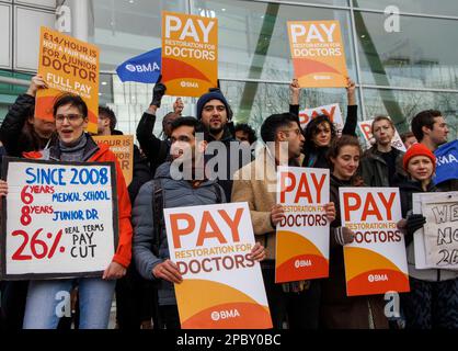 London, Großbritannien. 13. März 2023. Junge Ärzte beginnen 72 Stunden Streik. Juniorärzte vor dem Universitätsklinikum von Euston Credit: Mark Thomas/Alamy Live News Stockfoto