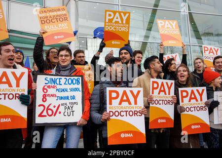 London, Großbritannien. 13. März 2023. Junge Ärzte beginnen 72 Stunden Streik. Juniorärzte vor dem Universitätsklinikum von Euston Credit: Mark Thomas/Alamy Live News Stockfoto