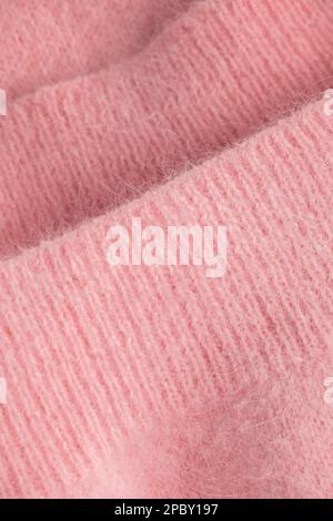 Nahaufnahme eines weichen rosa Angora-Stoffes, Textildetails in Pastelltönen Stockfoto