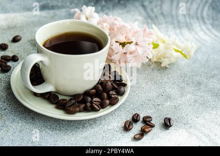 Tasse schwarzen Kaffee serviert auf Beton-Tisch in der Sonniger Morgen Stockfoto