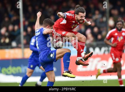 Dom Telford of Crawley spürt die Kraft von Josh Falkingham of Harrogate während des EFL League Two Match zwischen Crawley Town und Harrogate Town im Broadfield Stadium , Crawley , Großbritannien - 11. März 2023 Photo Simon Dack/Telephoto Images. Nur redaktionelle Verwendung. Kein Merchandising. Für Fußballbilder gelten Einschränkungen für FA und Premier League. Keine Nutzung von Internet/Mobilgeräten ohne FAPL-Lizenz. Weitere Informationen erhalten Sie von Football Dataco Stockfoto