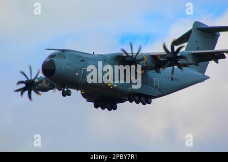 Niedrig fliegende A400-Atlas Militärtransportflugzeuge Stockfoto