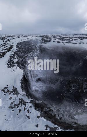 Malerische Landschaft des schnellen Wasserfalls Dettifoss im Vatnajokull National Park im Hochland Islands im Winter Stockfoto