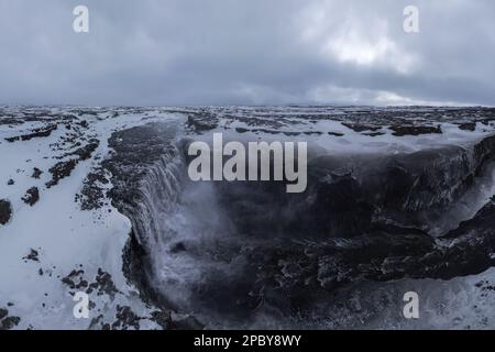 Malerische Landschaft des schnellen Wasserfalls Dettifoss im Vatnajokull National Park im Hochland Islands im Winter Stockfoto