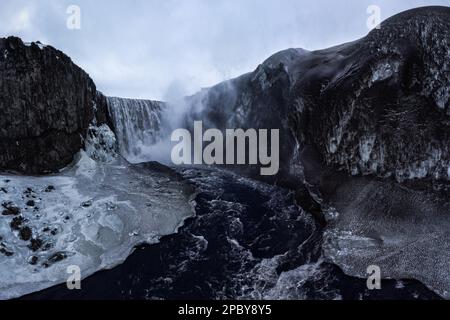 Malerische Landschaft des schnellen Wasserfalls Dettifoss im Vatnajokull National Park im Hochland Islands im Winter Stockfoto