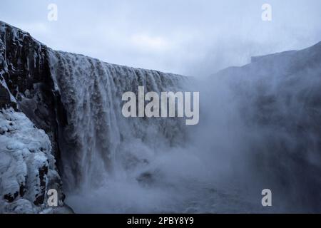 Malerische Landschaft des schnellen Wasserfalls Dettifoss im Vatnajokull National Park im Hochland Islands im Winter Stockfoto