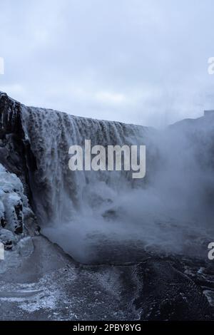 Malerische Landschaft des schnellen Wasserfalls Dettifoss im Vatnajokull National Park im Hochland Islands im Winter Stockfoto