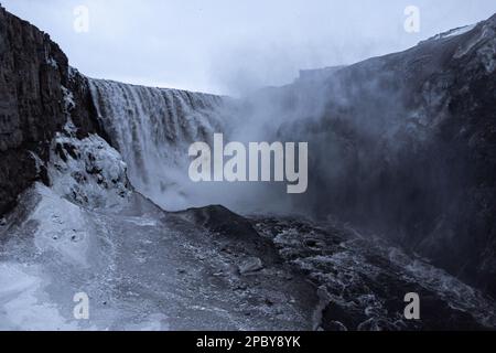 Malerische Landschaft des schnellen Wasserfalls Dettifoss im Vatnajokull National Park im Hochland Islands im Winter Stockfoto