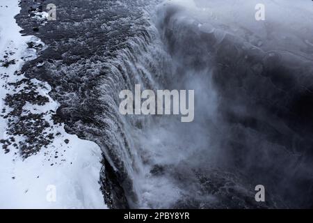 Malerische Landschaft des schnellen Wasserfalls Dettifoss im Vatnajokull National Park im Hochland Islands im Winter Stockfoto