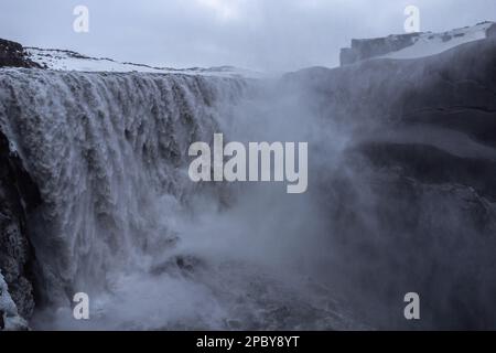 Malerische Landschaft des schnellen Wasserfalls Dettifoss im Vatnajokull National Park im Hochland Islands im Winter Stockfoto