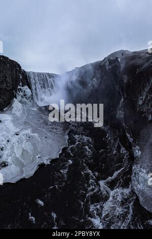 Malerische Landschaft des schnellen Wasserfalls Dettifoss im Vatnajokull National Park im Hochland Islands im Winter Stockfoto