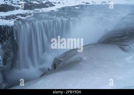 Malerische Landschaft des schnellen Wasserfalls Dettifoss im Vatnajokull National Park im Hochland Islands im Winter Stockfoto