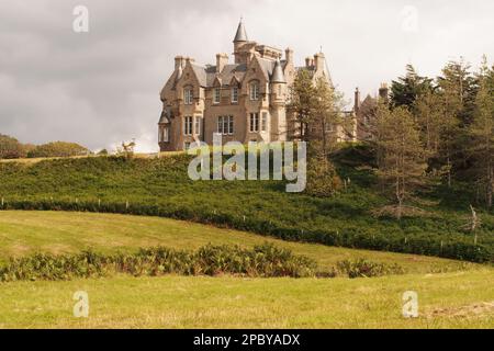 Von den Wiesen unter Ihnen aus blickt man auf Glengorm Castle, an einem Sommertag, Mull, Schottland. UK Stockfoto