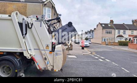 Müllwagen mit Abfalleimer auf der Straße, Umweltreinigung. Hochwertiges Foto Stockfoto