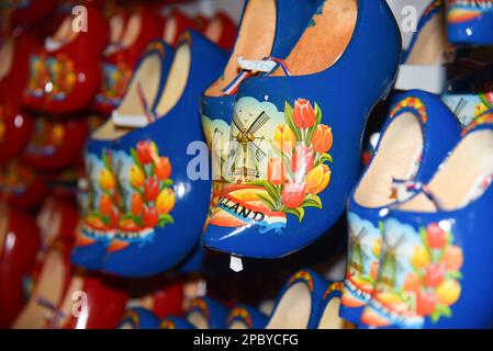 Broek in Waterland, Niederlande. Februar 2023. Bunte Clogs als Andenken an Holland. Hochwertiges Foto Stockfoto