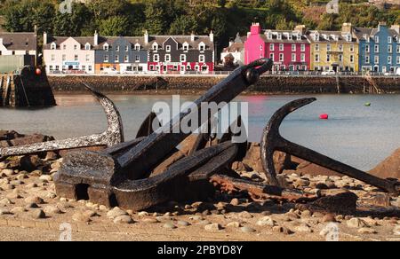 Die farbenfrohen Strandhotels und der Pier in Tobermory, Mull, Schottland mit Ankerplätzen im Vordergrund Stockfoto