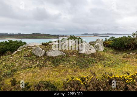 Die Überreste eines frühbronzezeitlichen Begräbnisses und einer Siedlung in Bonfire Carn auf Samson Hill auf der Insel Bryher, Isles of Scilly, Cornwall, Großbritannien Stockfoto