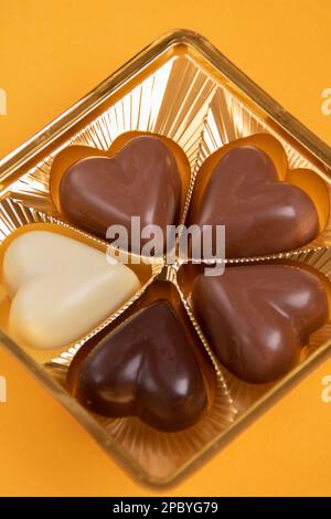 Fotopaket mit verschiedenen Schokoladenaromen, groß auf gelbem Hintergrund Stockfoto