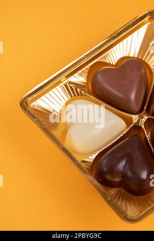 Fotografieren Sie verschiedene Schokolade in Form eines Herzens in einem Paket Stockfoto