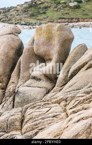 Ein Felsen, der einem grotesken menschlichen Gesicht ähnelt, auf der Insel Bryher, Isles of Scilly, Cornwall, Großbritannien Stockfoto