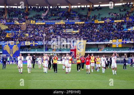 Verona, Italien, 12/03/2023, das Team (AC Monza) klatscht AC Monza Fans nach dem Fußballspiel der italienischen Meisterschaft Serie A zwischen Hellas Verona und AC Monza am 12. März 2023 im Stadio Marcantonio Bentegodi in Verona, Italien - Photo Morgese-Rossini / DPPI Stockfoto