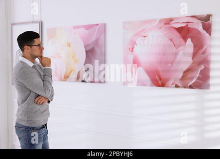 Rücksichtsvoller Mann bei der Ausstellung in der Kunstgalerie Stockfoto