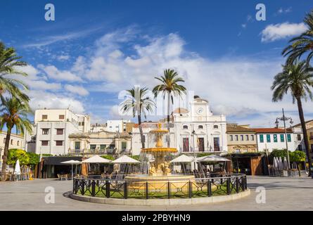 Palmen und ein Brunnen auf dem Plaza de Espana in Merida, Spanien Stockfoto