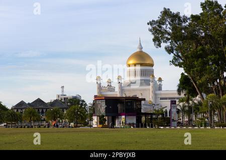 9 3 2023 ikonisches Gebäude in Bandar Seri Begawan Brunei, Sultan Omar Ali Saifuddin Moschee bei Sonnenuntergang. Stockfoto