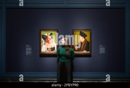 National Gallery, London, Großbritannien. 13. März 2023 Eine Ausstellung wird ein neues Licht auf eines der unvergesslichsten Gemälde der Galerie werfen: Quinten Massys' an Old Woman. Im Gegensatz zu den westlichen Kanonen der Schönheit und den Regeln der Angemessenheit wurde diese fesselnde Figur als „die hässliche Herzogin“ bekannt, nachdem sie John Tenniels äußerst beliebte Illustrationen für Lewis Carrolls Alice im Wunderland inspirierte (1865). Seitdem ist sie mit der Welt des Märchens verbunden. Bild: (Links) Quinten Massys, eine alte Frau (die hässliche Herzogin), ca. 1513. National Gallery, London; (rechts) Quinten Mass Stockfoto