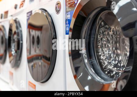 Sosnovy Bor, RUSSLAND - 12. JANUAR 2023: Household Appliances in DNS Stockfoto