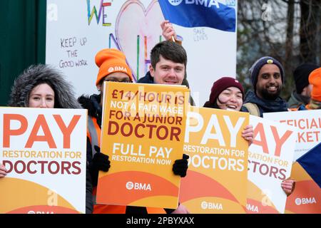 County Hospital, Hereford, Herefordshire, UK – Montag, 13. März 2023 – Junior Doctors Outside County Hospital in Hereford und Mitglieder der British Medical Association ( BMA ) Nehmen Sie an Streikaktionen im gesamten Vereinigten Königreich Teil, die am Montag, den 13. März 2023, ab 7am Uhr, 72 Stunden dauern sollen, um gegen die Lohn- und Arbeitsbedingungen zu protestieren. Foto Steven May/Alamy Live News Stockfoto