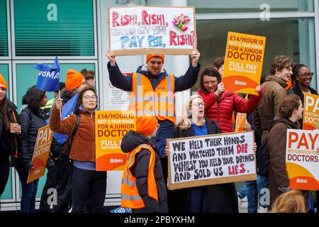 London, Großbritannien. 13. März 2023. Junge Ärzte beginnen 72 Stunden Streik. Juniorärzte vor dem Universitätsklinikum von Euston Credit: Mark Thomas/Alamy Live News Stockfoto