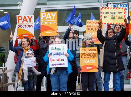 London, Großbritannien. 13. März 2023. Junge Ärzte beginnen 72 Stunden Streik. Juniorärzte vor dem Universitätsklinikum von Euston Credit: Mark Thomas/Alamy Live News Stockfoto