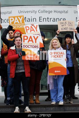 London, Großbritannien. 13. März 2023. Junge Ärzte beginnen 72 Stunden Streik. Juniorärzte vor dem Universitätsklinikum von Euston Credit: Mark Thomas/Alamy Live News Stockfoto