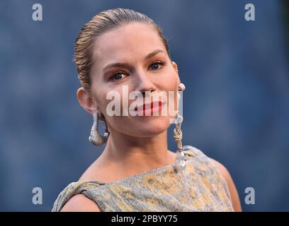 Los Angeles, USA. 13. März 2023. Sienna Miller kommt am 12. März 2023 zur Vanity Fair Oscar Party in Los Angeles, Kalifornien. © Lisa OConnor/AFF-USA.com Kredit: AFF/Alamy Live News Stockfoto