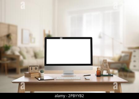 Arbeitsplatz mit modernem Computer auf Holztisch im Innenbereich. Modell für Konstruktion Stockfoto