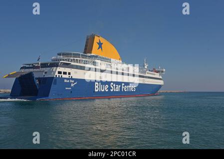 Die Blue Star Myconos Fähre vom griechischen Inselhafen Chios in Richtung Piraus Hafen, Athen, Griechenland. Januar 2022 Stockfoto