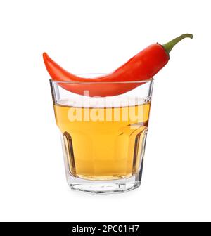 Rote heiße Chili-Pfeffer und Wodka in Glas auf weißem Hintergrund Stockfoto