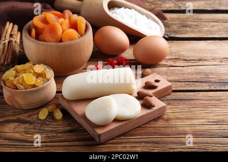 Marzipan und andere Zutaten für hausgemachtes Stollen auf einem Holztisch. Traditionelles deutsches Weihnachtsbrot backen Stockfoto