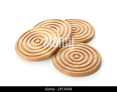 Stilvolle Untersetzer aus Holzbechern auf weißem Hintergrund Stockfoto