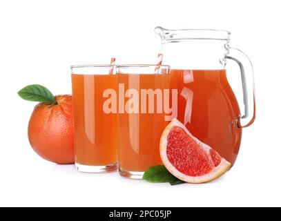 Leckerer frisch zubereiteter Grapefruitsaft und Früchte auf weißem Hintergrund Stockfoto