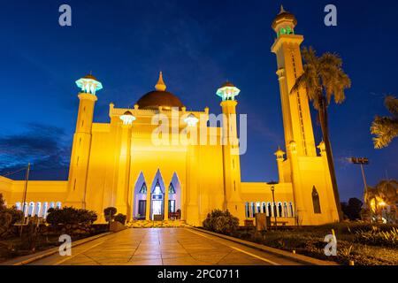 9 3 2023 ikonisches Gebäude in Bandar Seri Begawan Brunei, Sultan Omar Ali Saifuddin Moschee bei Sonnenuntergang. Stockfoto