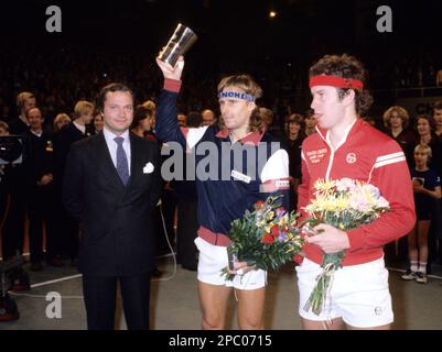 Der schwedische König Carl XVI Gustaf vergibt Preise an den Gewinner Bjšrn Borg Schweden und den zweiten John McEnroe USA nach dem Finale der Stockholm Open Stockfoto