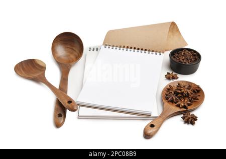 Leeres Rezeptbuch, Gewürze und Holzutensilien auf weißem Hintergrund. Platz für Text Stockfoto