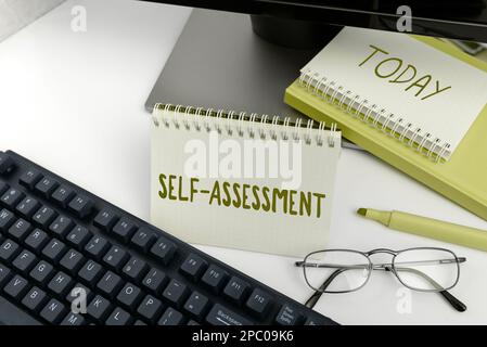 Schreiben mit Anzeige von Text Selbstbewertung. Konzeptfoto Stolz und Selbstvertrauen stehen für sich Stockfoto
