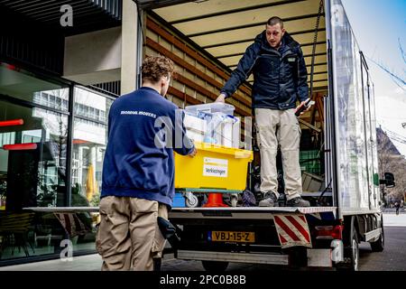 DEN HAAG - Movers entladen im Vorfeld der Provinzwahlen einen Lastwagen mit Sachen für die Wahllokale. ANP ROBIN UTRECHT niederlande raus - belgien raus Stockfoto